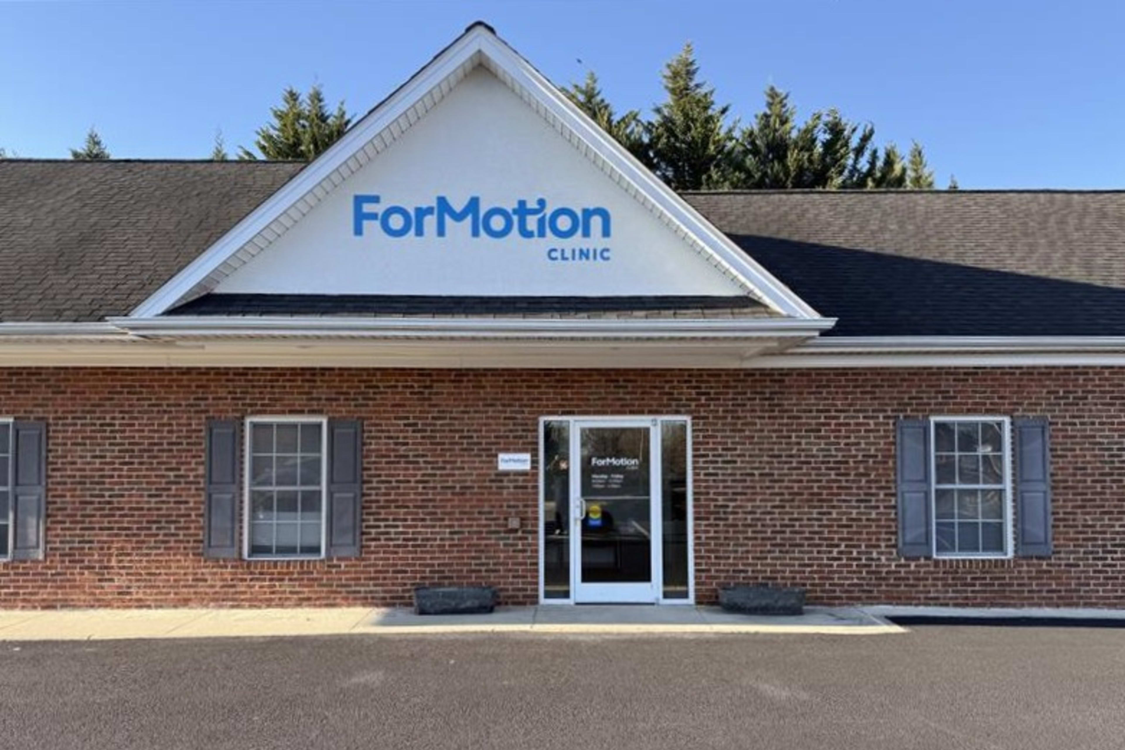 ForMotion-Clinic-Fishersville_Exterior_Lifestyle-Image