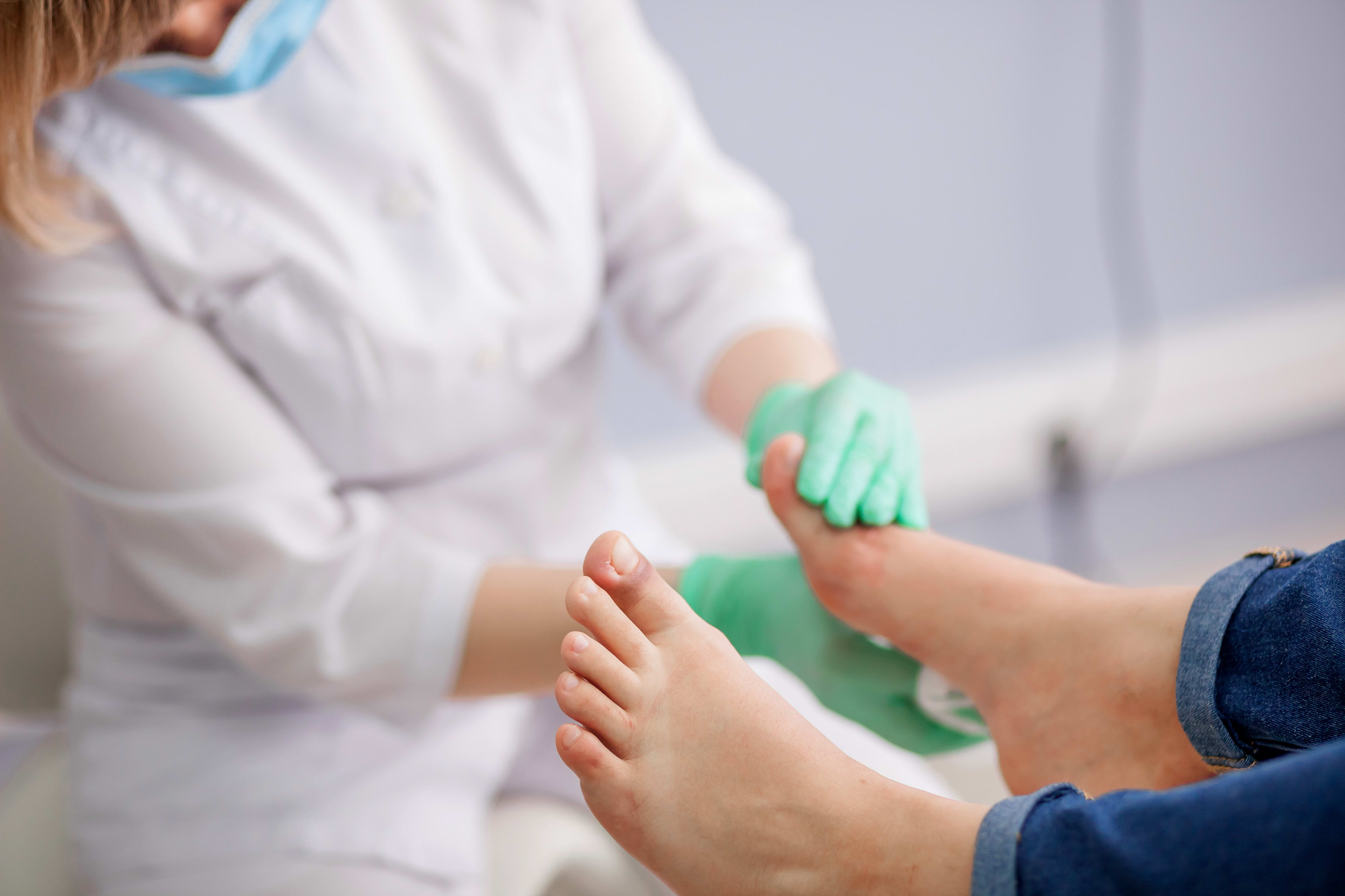 AdobeStock_208663272_feet