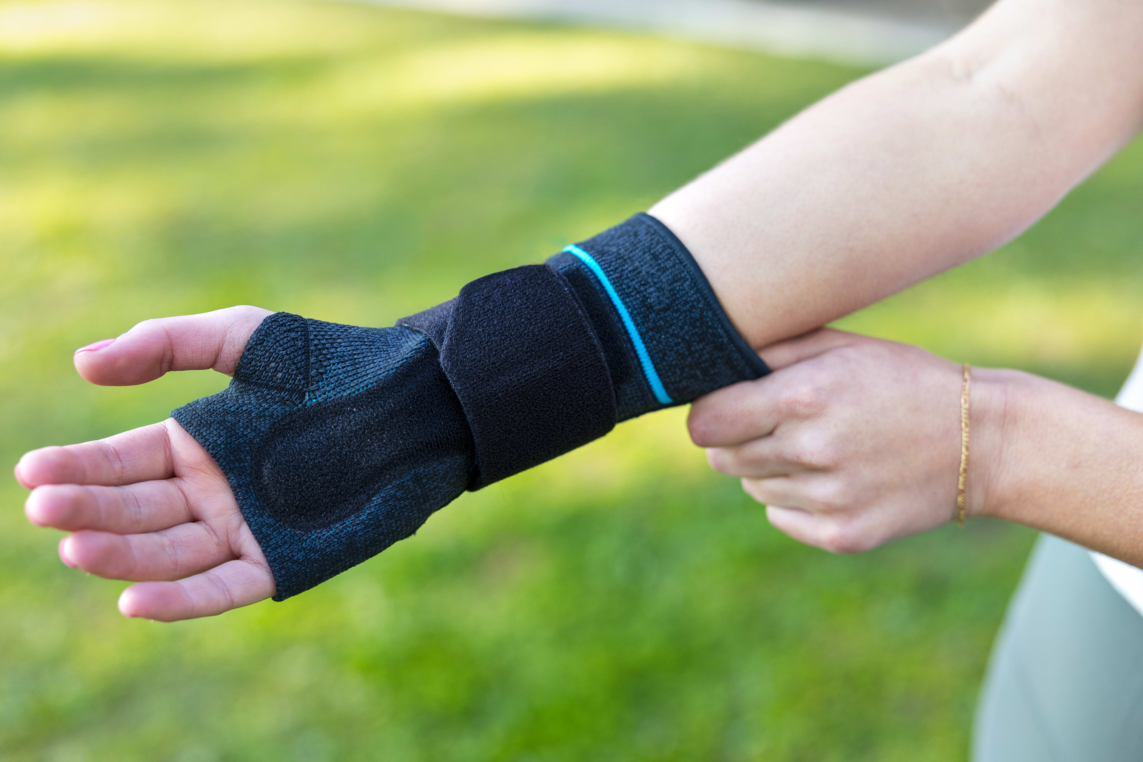 Formfit-Pro_Wrist_Yoga01_Lifestyle-Image_en-us