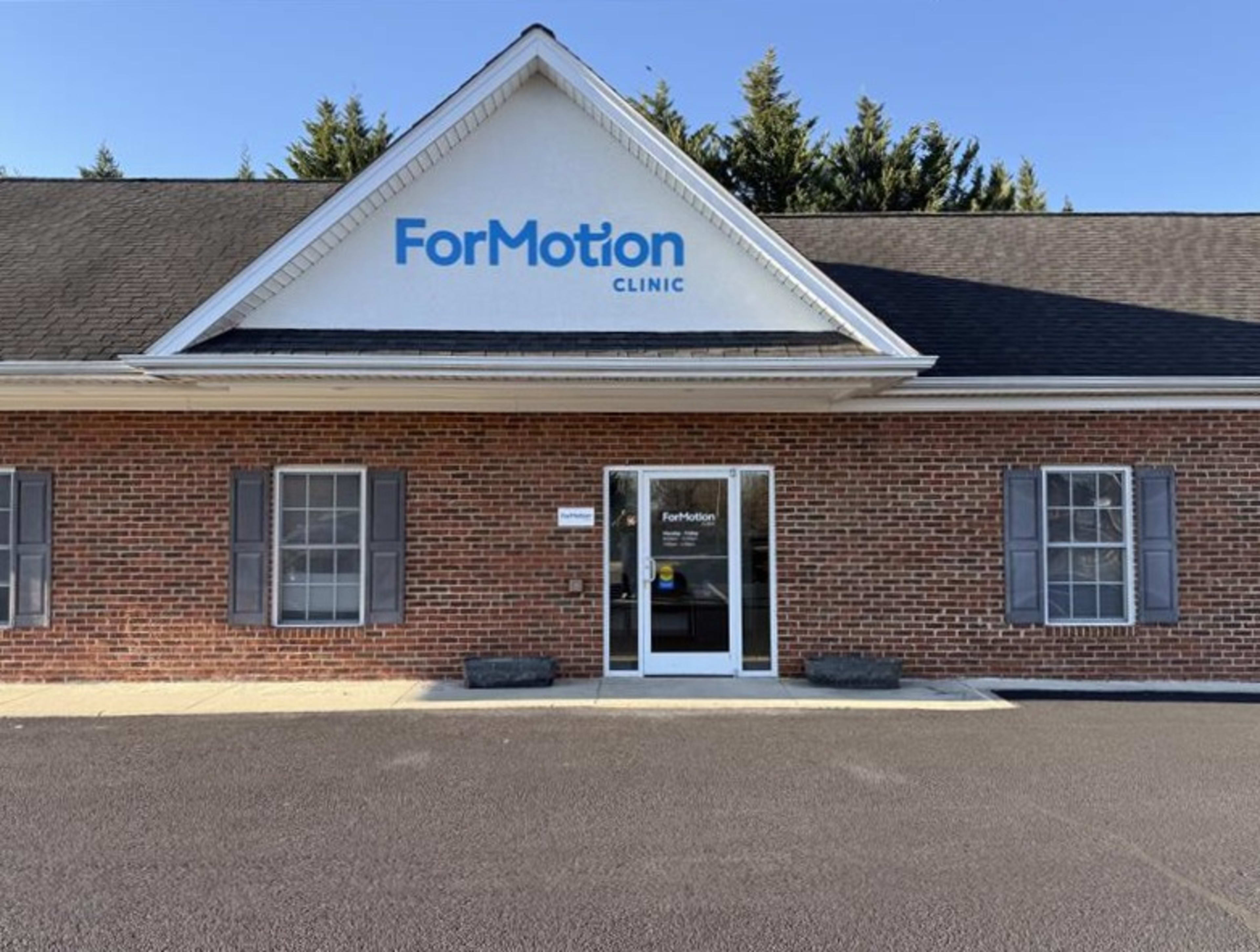 ForMotion-Clinic-Fishersville_Exterior_Lifestyle-Image