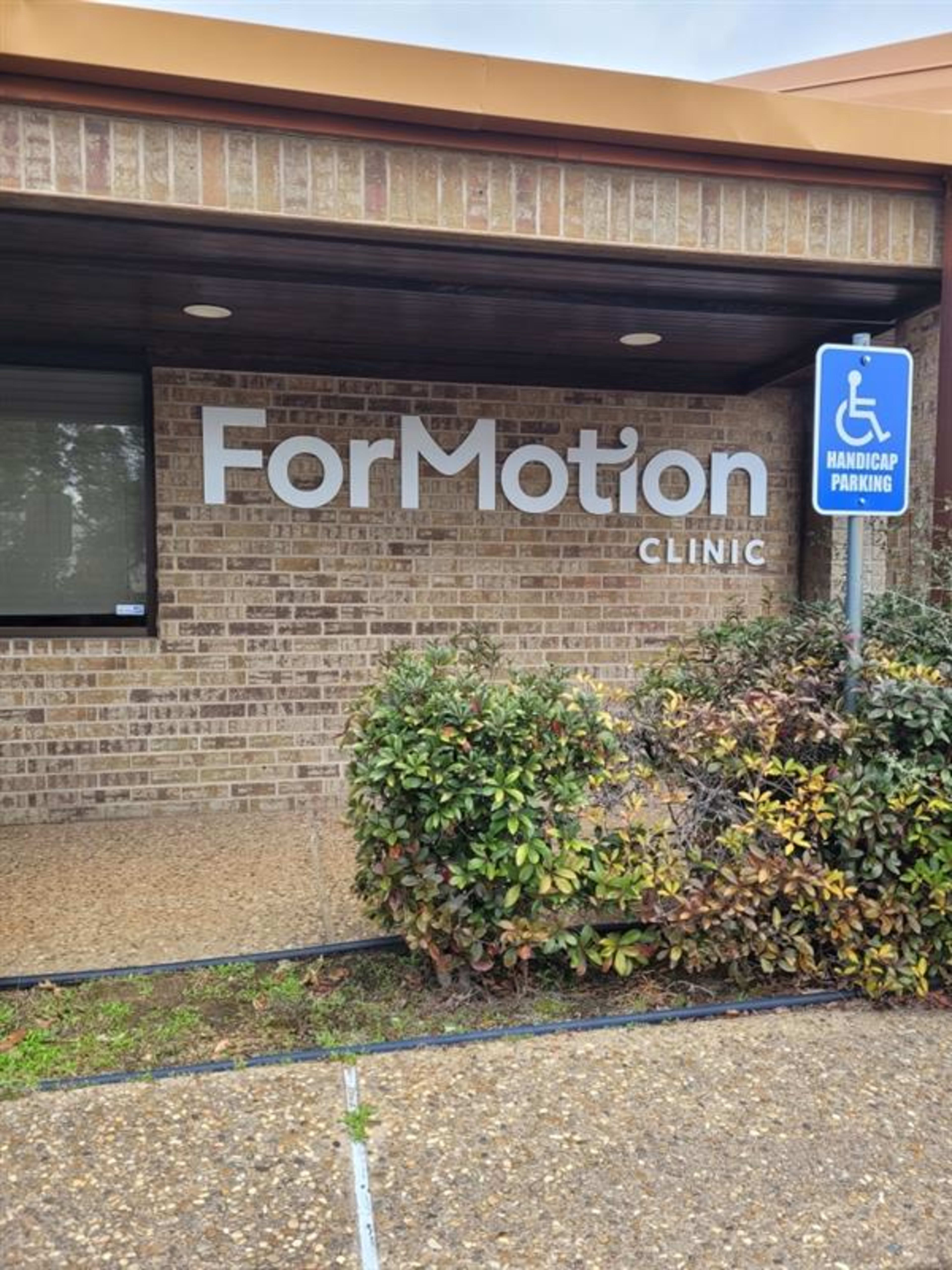 Longview_Exterior_ForMotion-Clinic-Lifestyle-Image