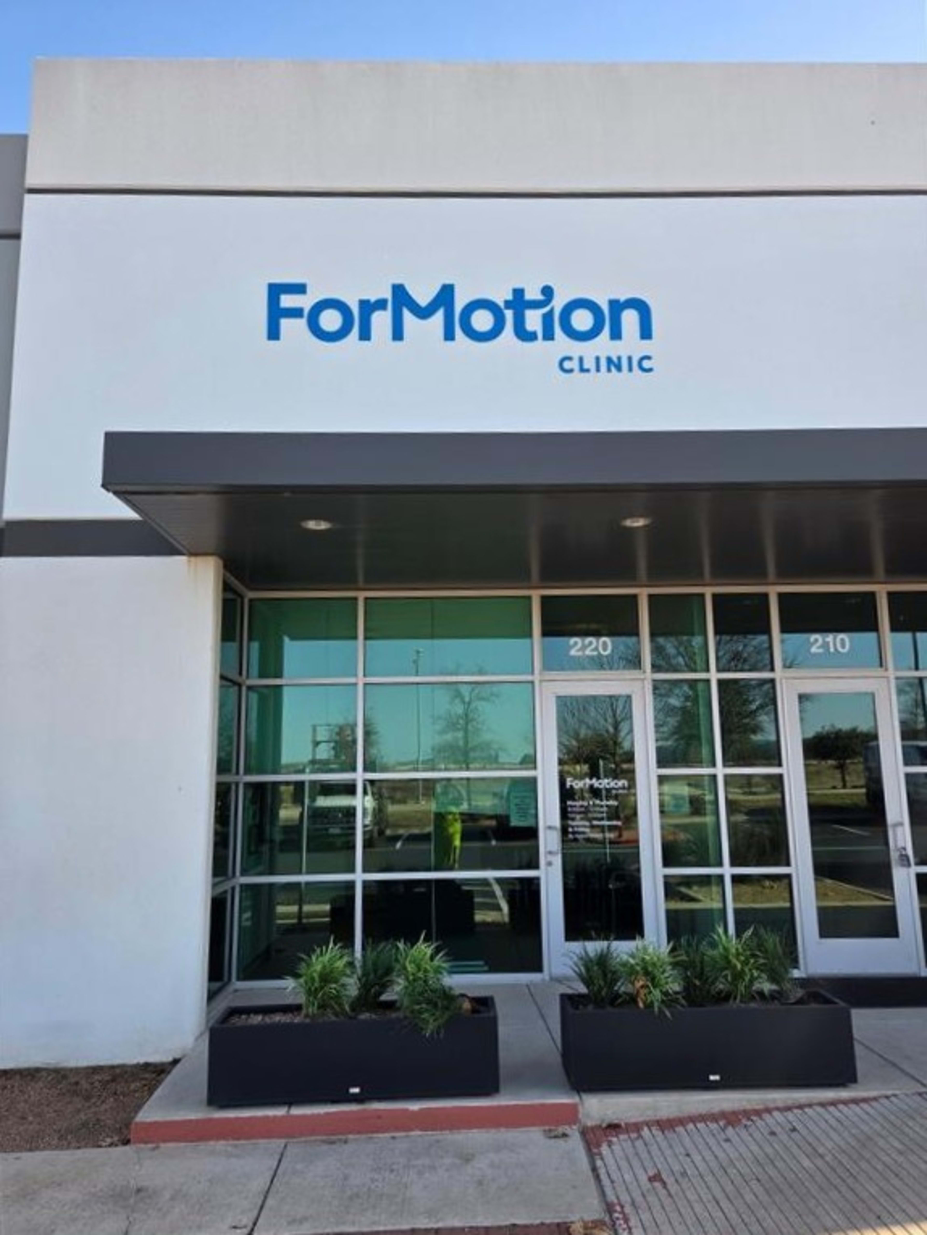 Round_Rock_Exterior_ForMotion-Clinic-Lifestyle-Image